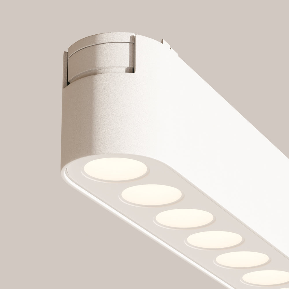 Détail des optiques allumées diffusant une lumière chaude sur la face avant