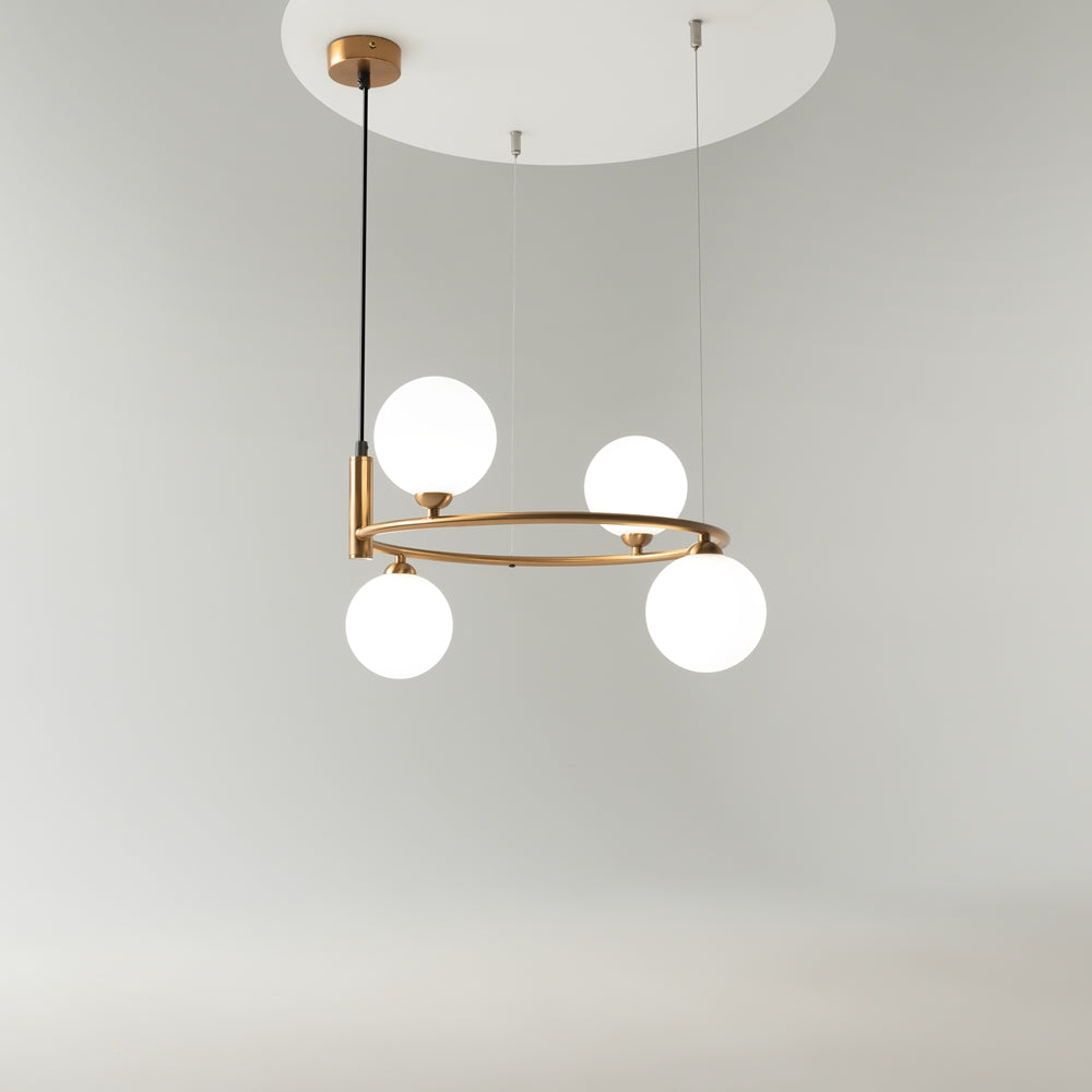 Vue de face du luminaire allumé sous un plafond blanc, ambiance intérieure épurée
