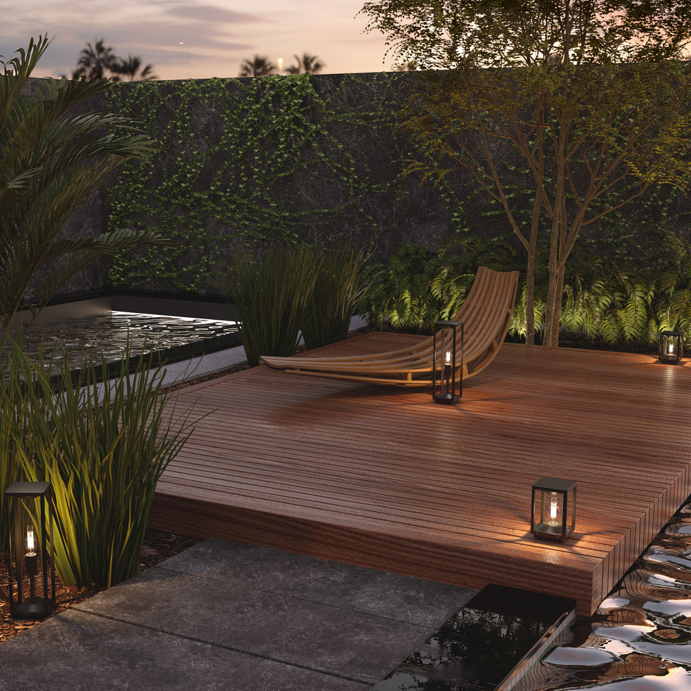 Mise en ambiance sur une terrasse en bois au crépuscule, plusieurs luminaires.