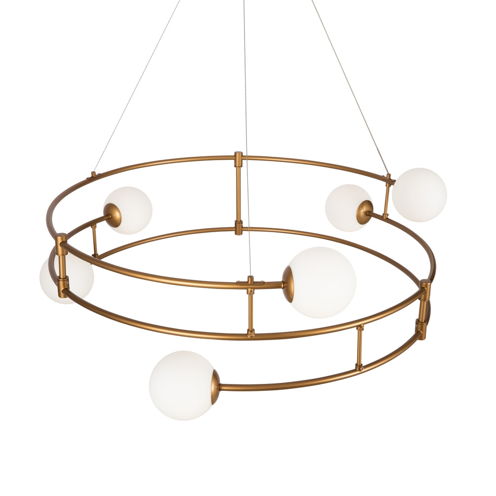 Vue en plongée du luminaire doré, anneaux superposés et répartition des globes.
