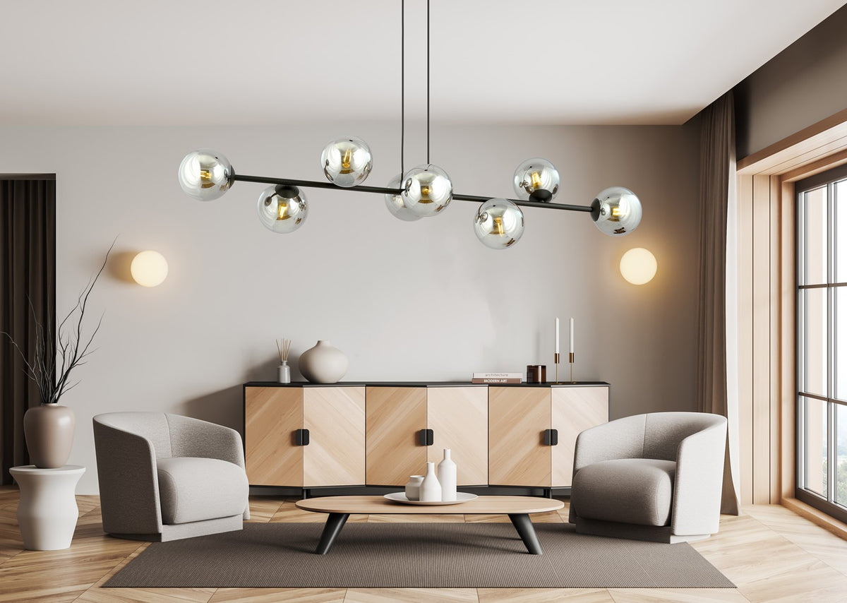 Vue en situation dans un intérieur clair avec fauteuils, buffet en bois et grandes fenêtres.