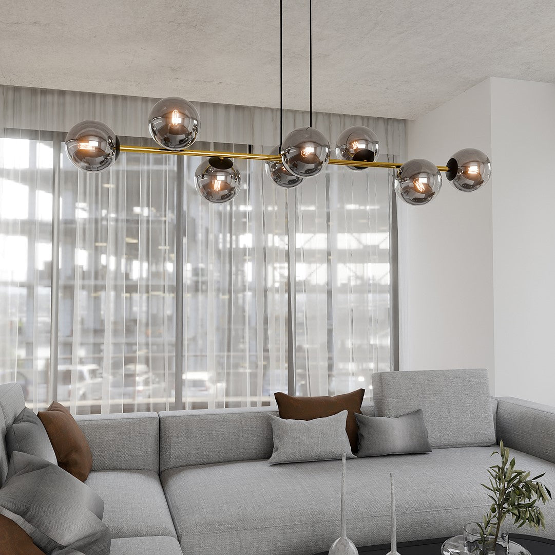 Vue en intérieur près d'une baie vitrée, reflets des globes fumés