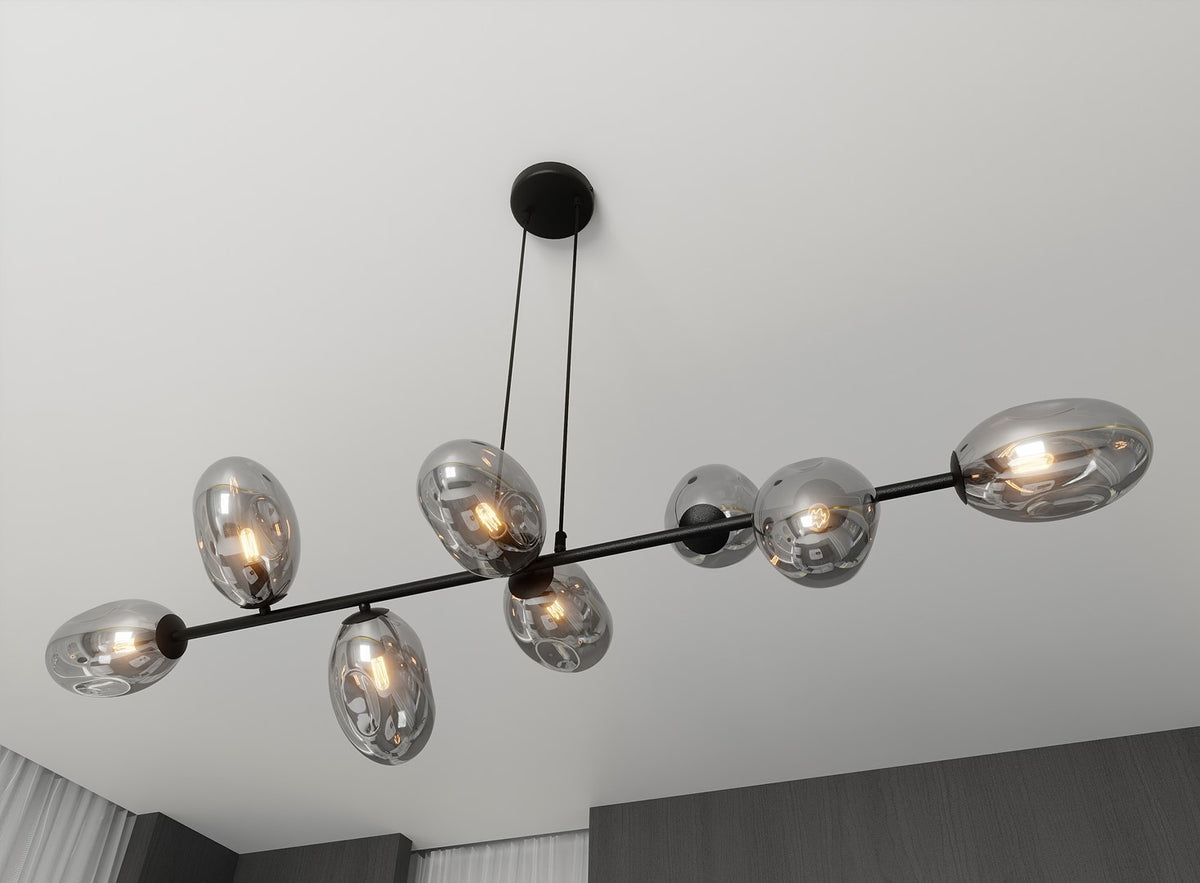 Vue en contre-plongée depuis le sol, rosace plafond noire et diffuseurs allumés en enfilade