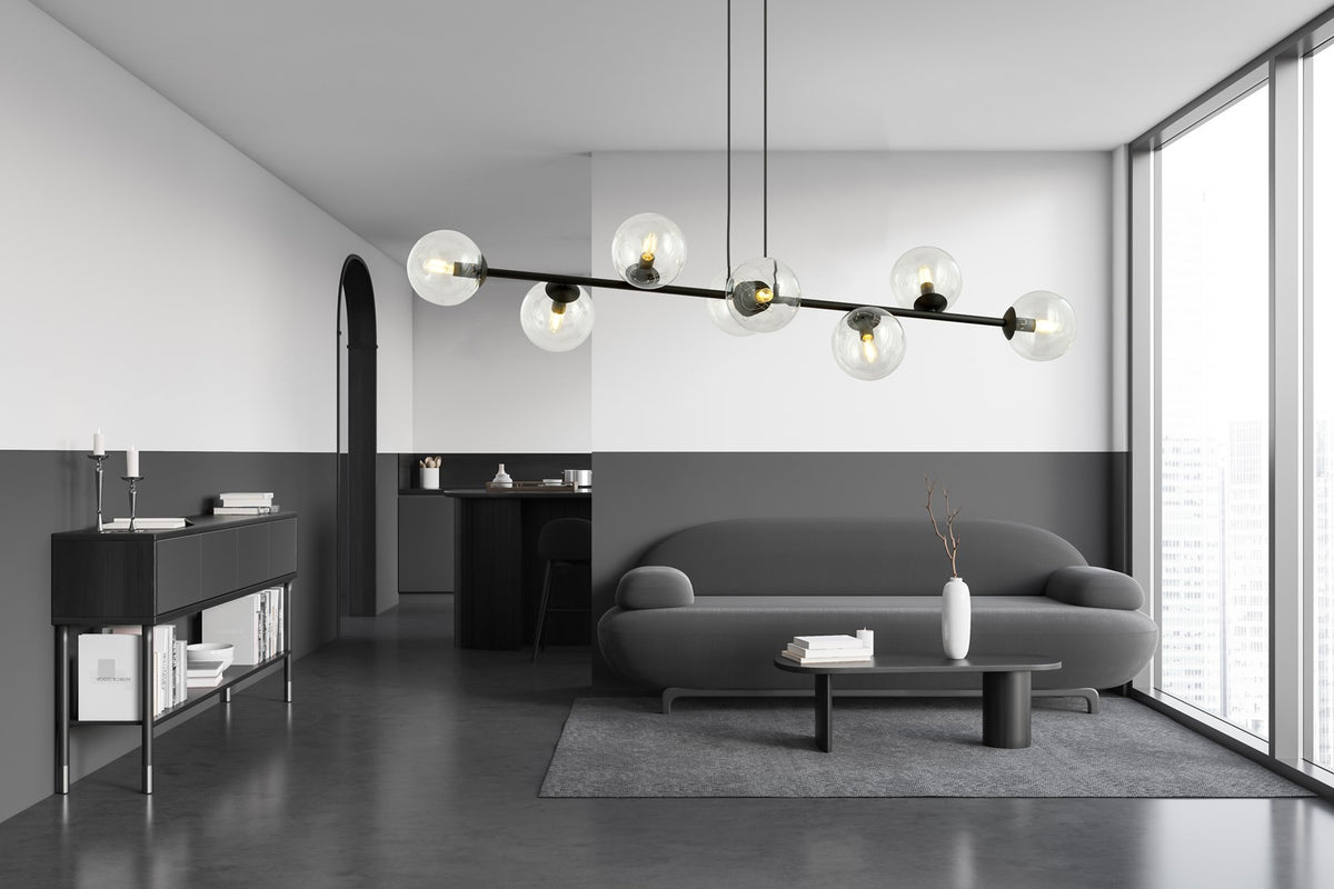 Ambiance intérieure épurée montrant la suspension noire au-dessus d'un salon gris contemporain.