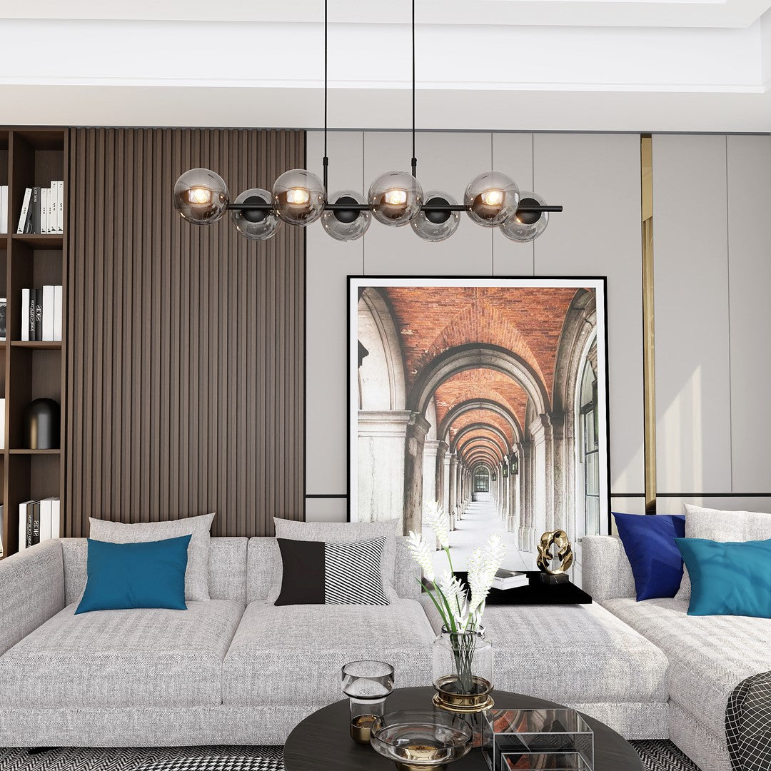 Vue en situation dans un séjour moderne, luminaire allumé au-dessus d'une table basse et d'un canapé