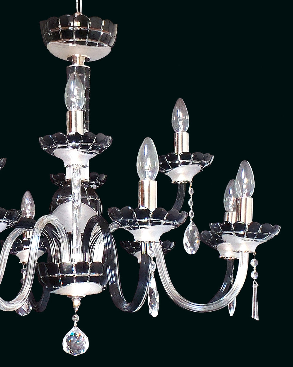 Détail du haut du lustre montrant la colonne centrale en verre et ses coupelles festonnées