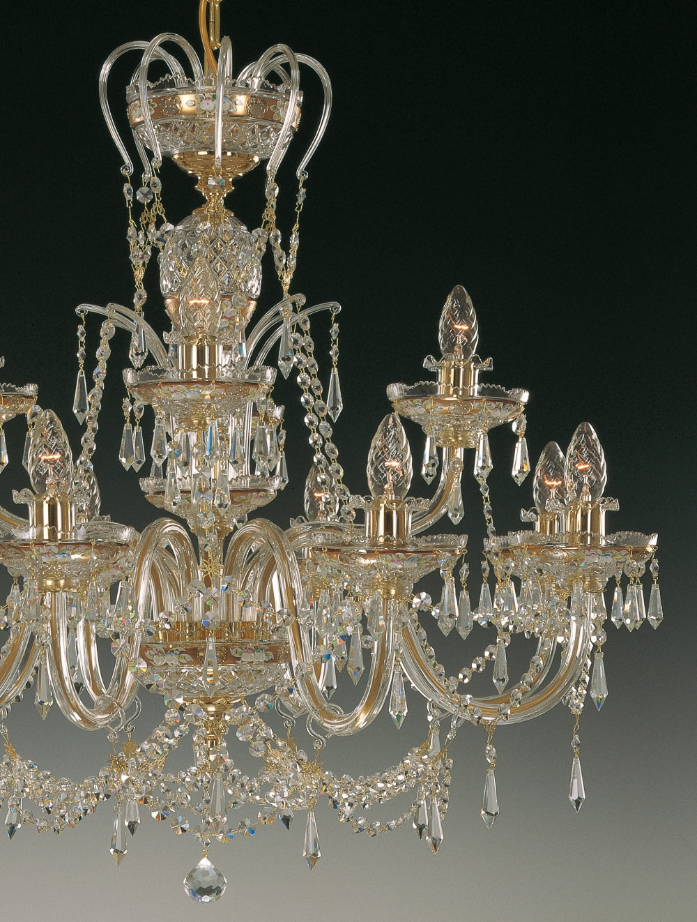 Vue rapprochée du lustre montrant bras courbés et pendeloques de cristal