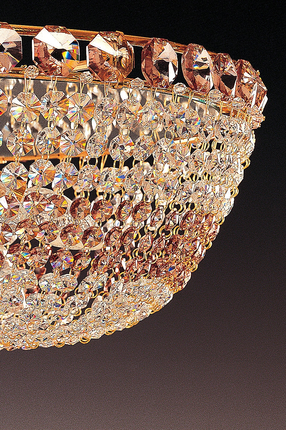 Macro des perles de cristal rosées et dorées formant la résille de la corbeille