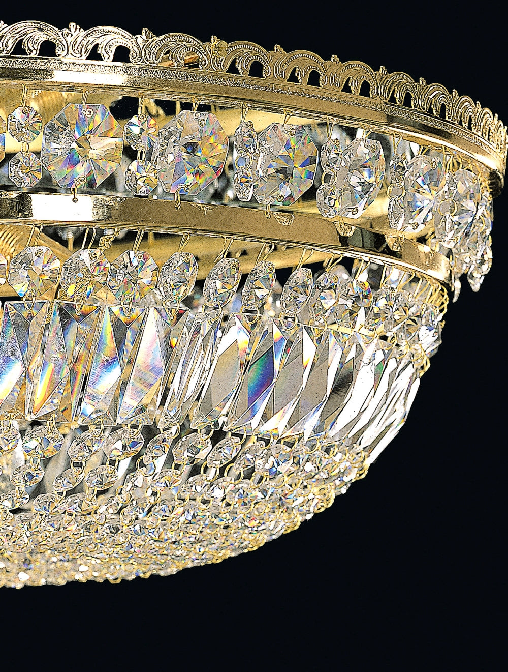 Détail des guirlandes de cristal sous la couronne ajourée dorée