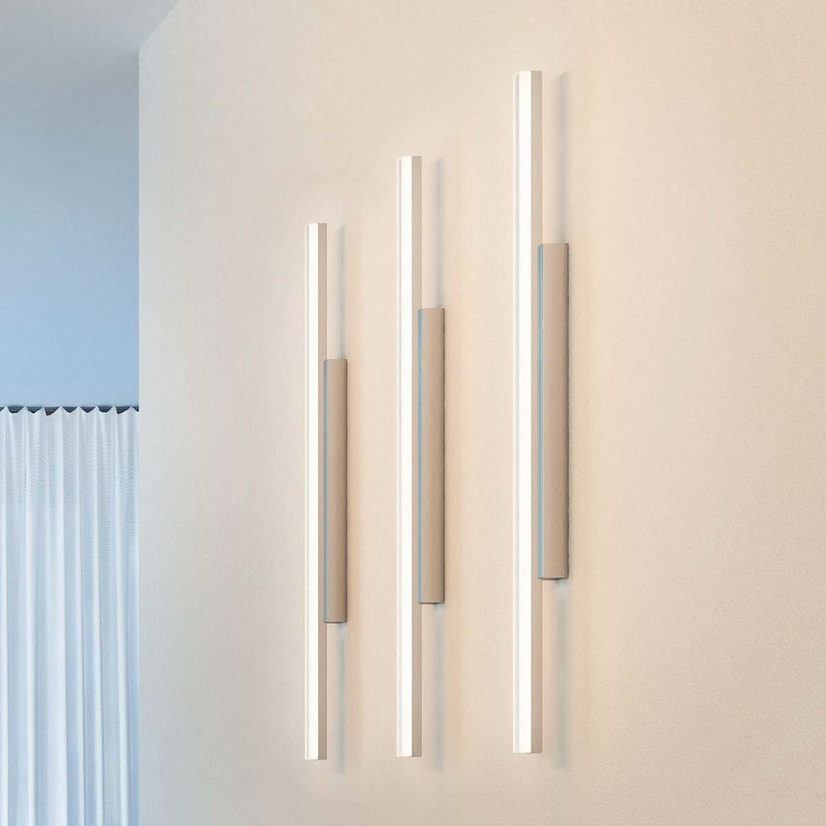 Applique murale LED SpinaLED 150cm en aluminium, chromé et blanc, hauteur 6,2 cm