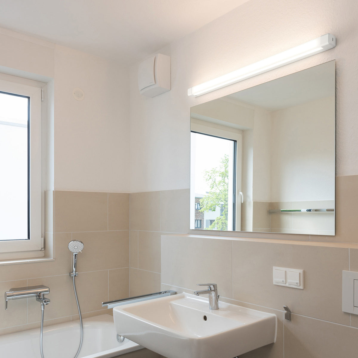Applique murale LED Baleva IP44, blanc, hauteur 6 cm, IP44, 19 W