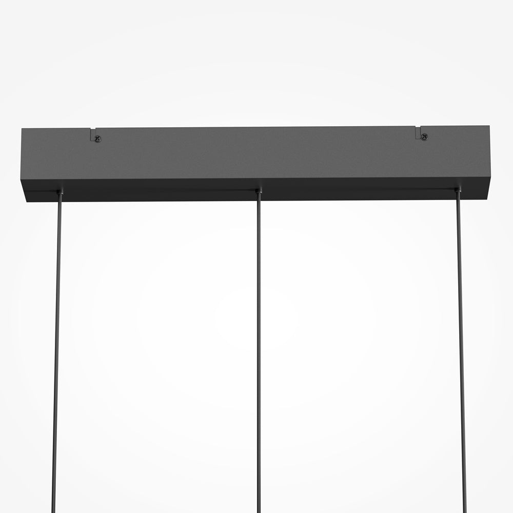 Détail de la barre de fixation rectangulaire et des trois câbles noirs tendus
