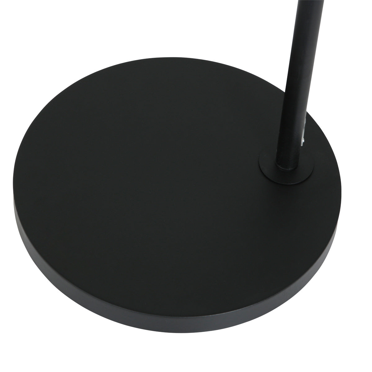 Détail de la base ronde noire et du bas du pied métallique, sur fond blanc.
