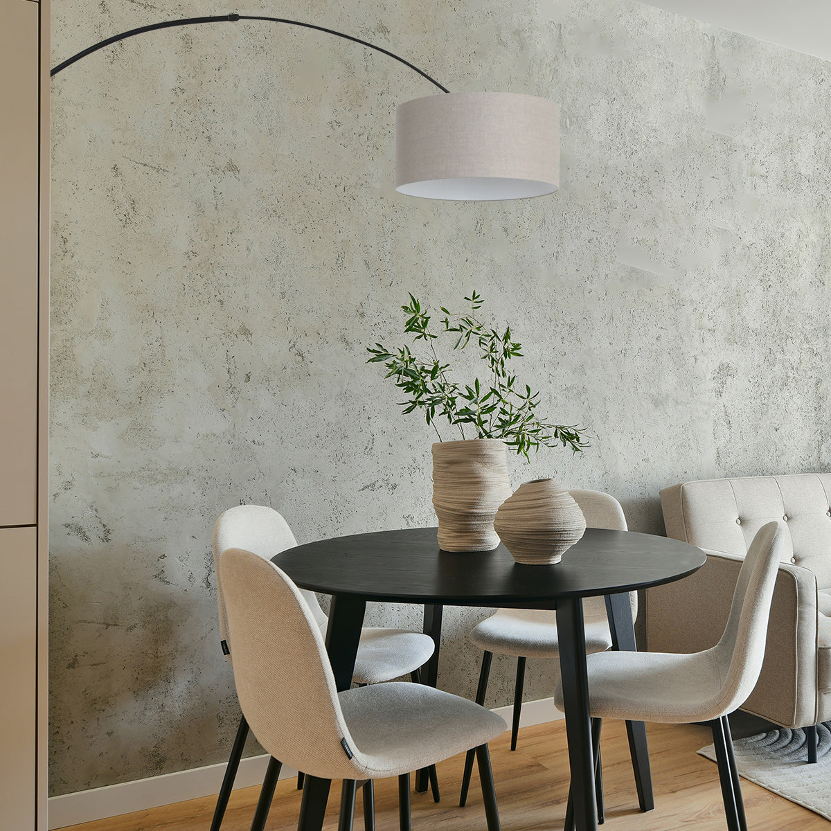 Mise en ambiance au-dessus d'une table à manger ronde devant un mur texturé beige