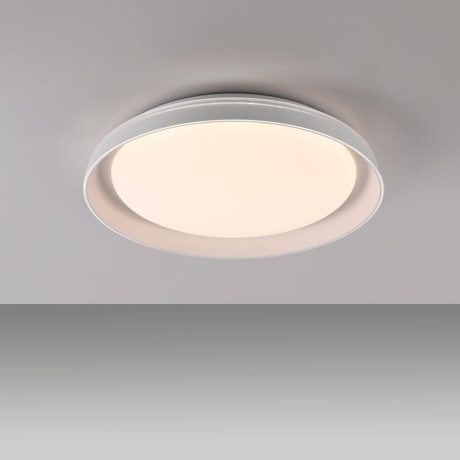 Vue de face du plafonnier installé au plafond, halo lumineux uniforme