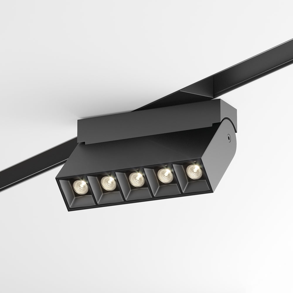 Vue en biais du projecteur linéaire à cinq lentilles sur rail noir