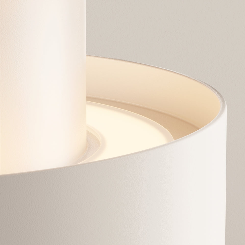 Gros plan sur le rebord arrondi et le disque lumineux du luminaire