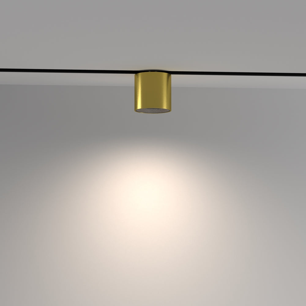 Mise en ambiance : le spot allumé projette une lumière chaude sur le plafond