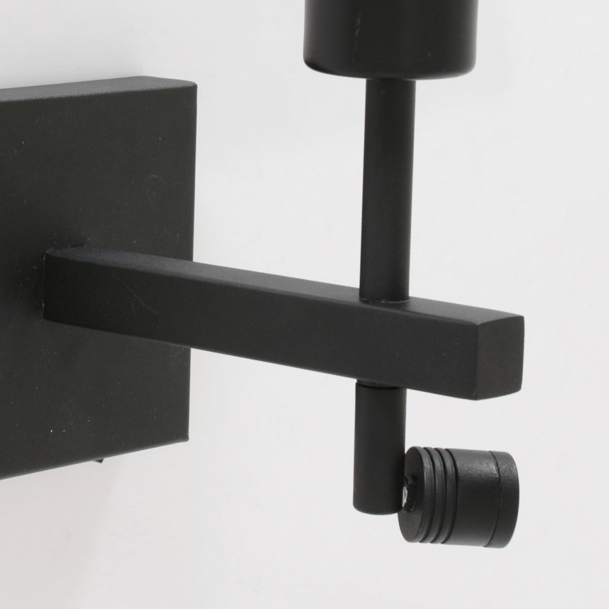 Gros plan sur la fixation murale rectangulaire et le petit spot orientable
