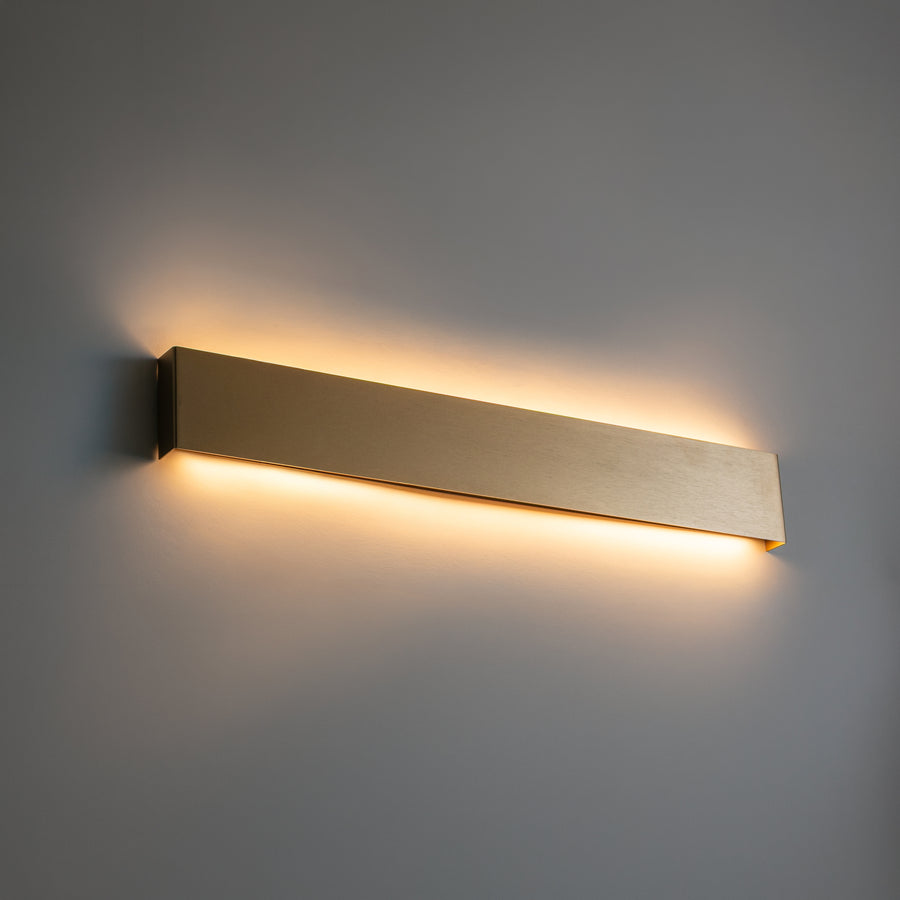 Applique murale allumée diffusant une lumière chaude vers le haut et le bas