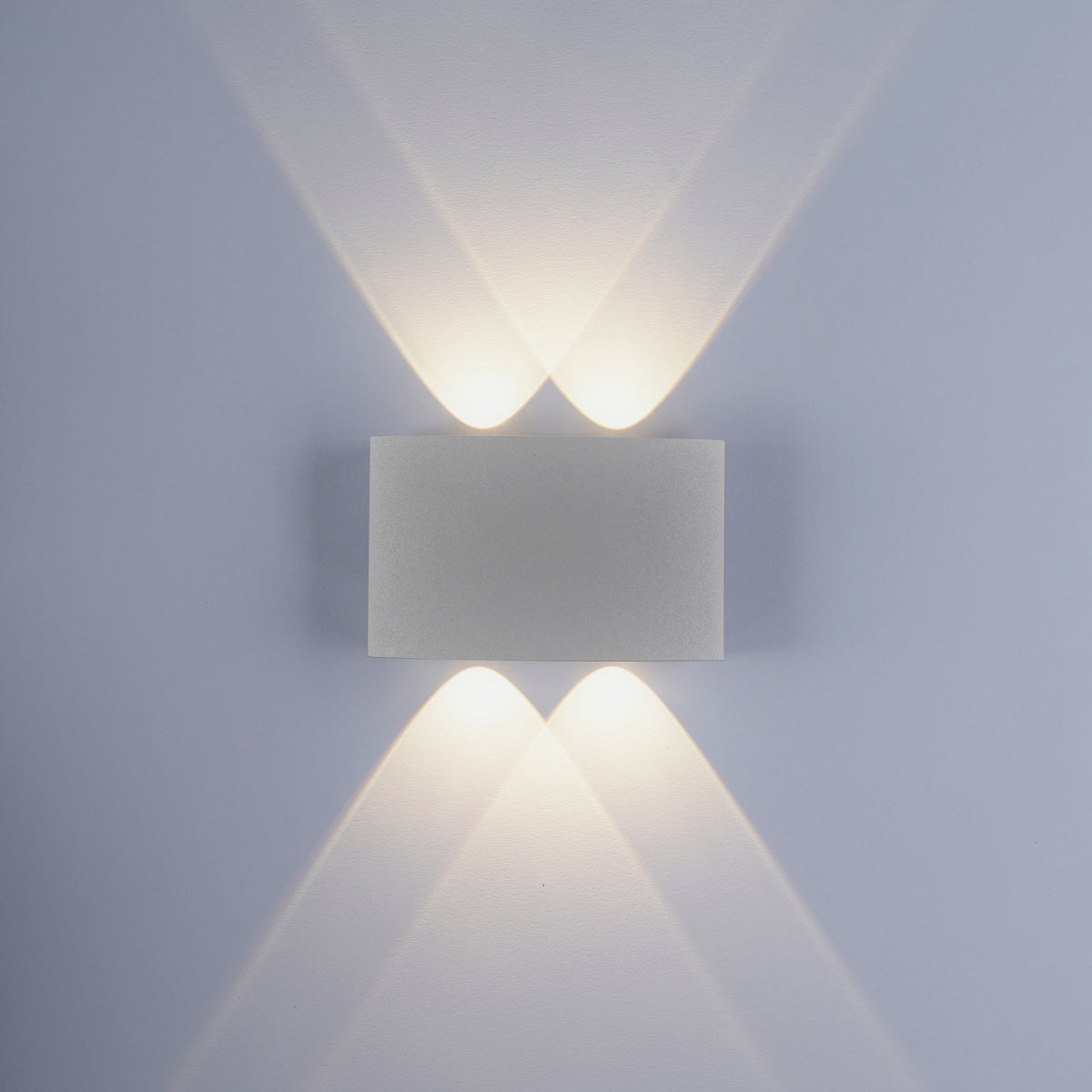 Produit installé au mur, éclairage double vers le haut et le bas, fond neutre.