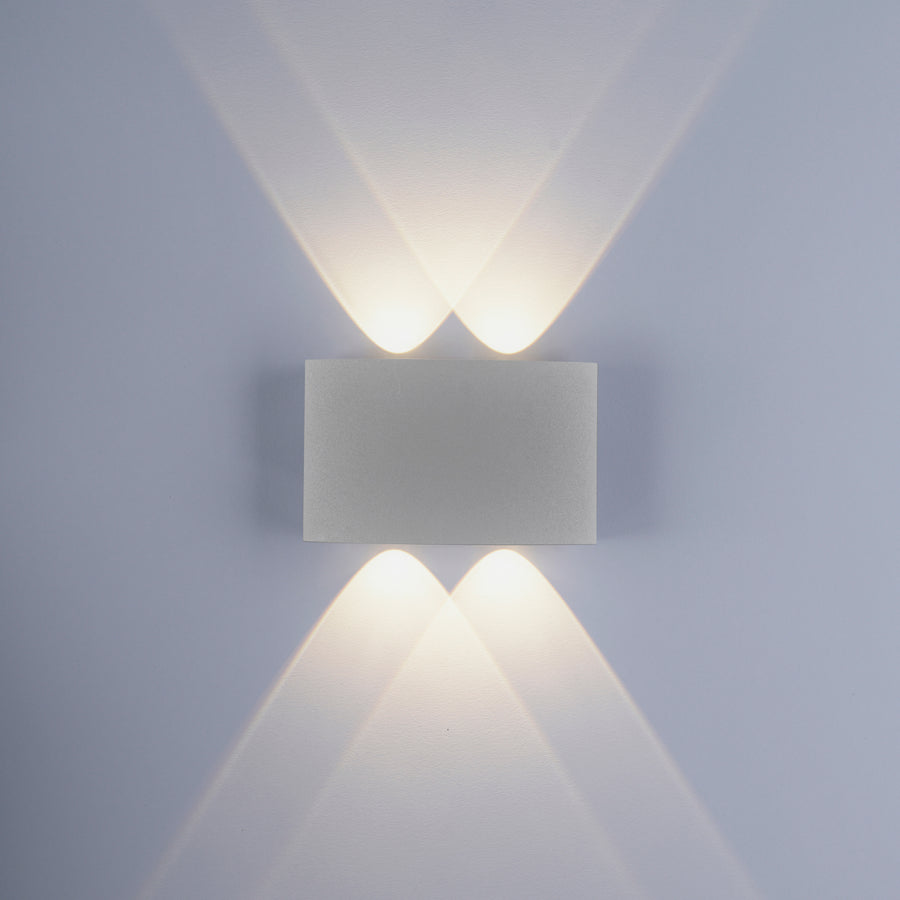 Produit installé au mur, éclairage double vers le haut et le bas, fond neutre.
