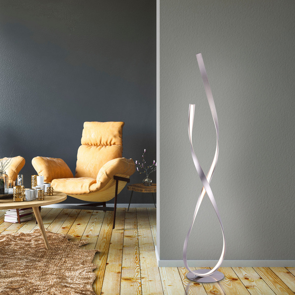 Mise en ambiance dans un salon, fauteuil jaune et lampadaire allumé près du mur