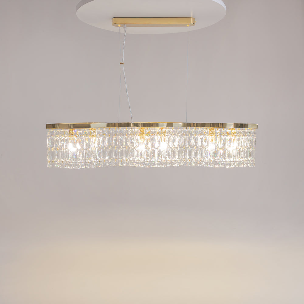 Luminaire allumé au plafond, halo lumineux chaud diffusé par les cristaux