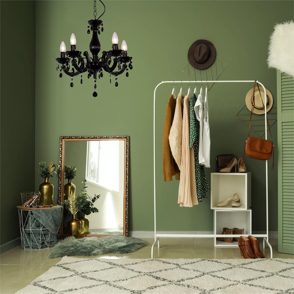 Suspension noire installée dans un dressing vert avec miroir et portant