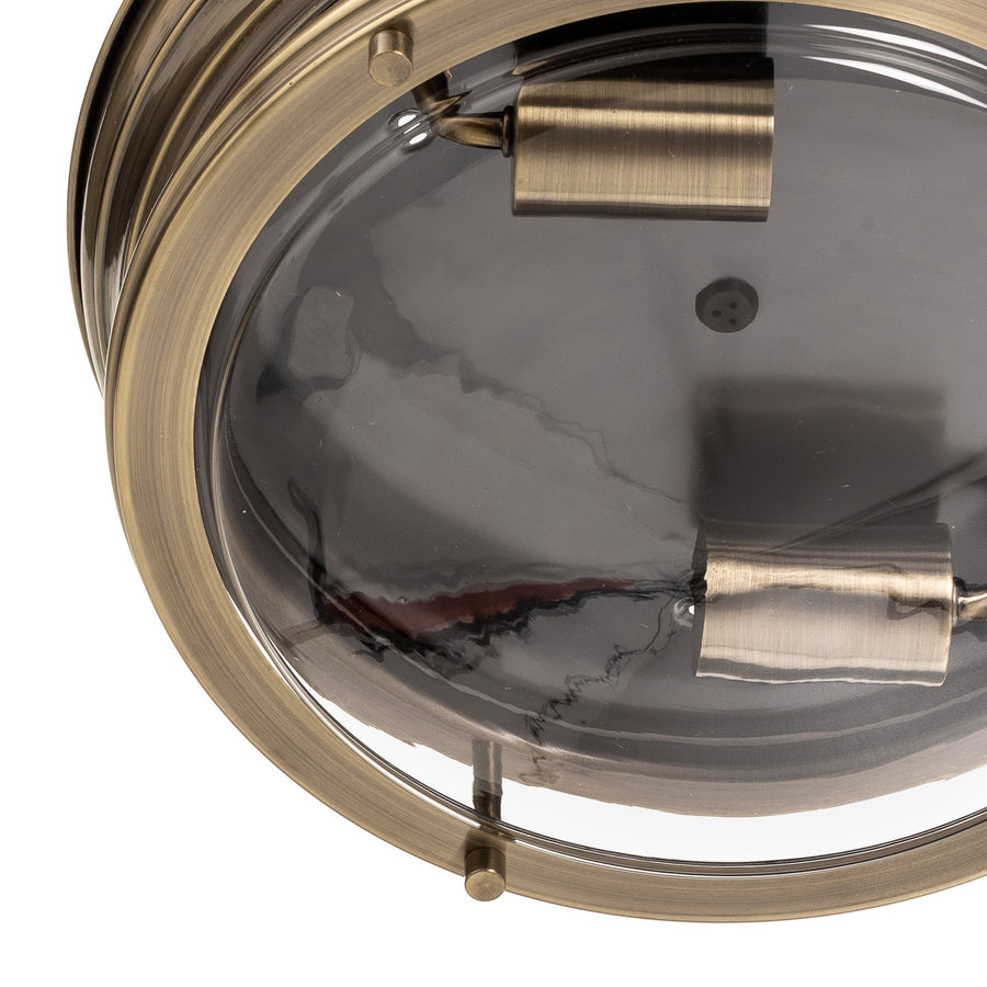 Gros plan sur les deux supports d'ampoules et le verre transparent du plafonnier.