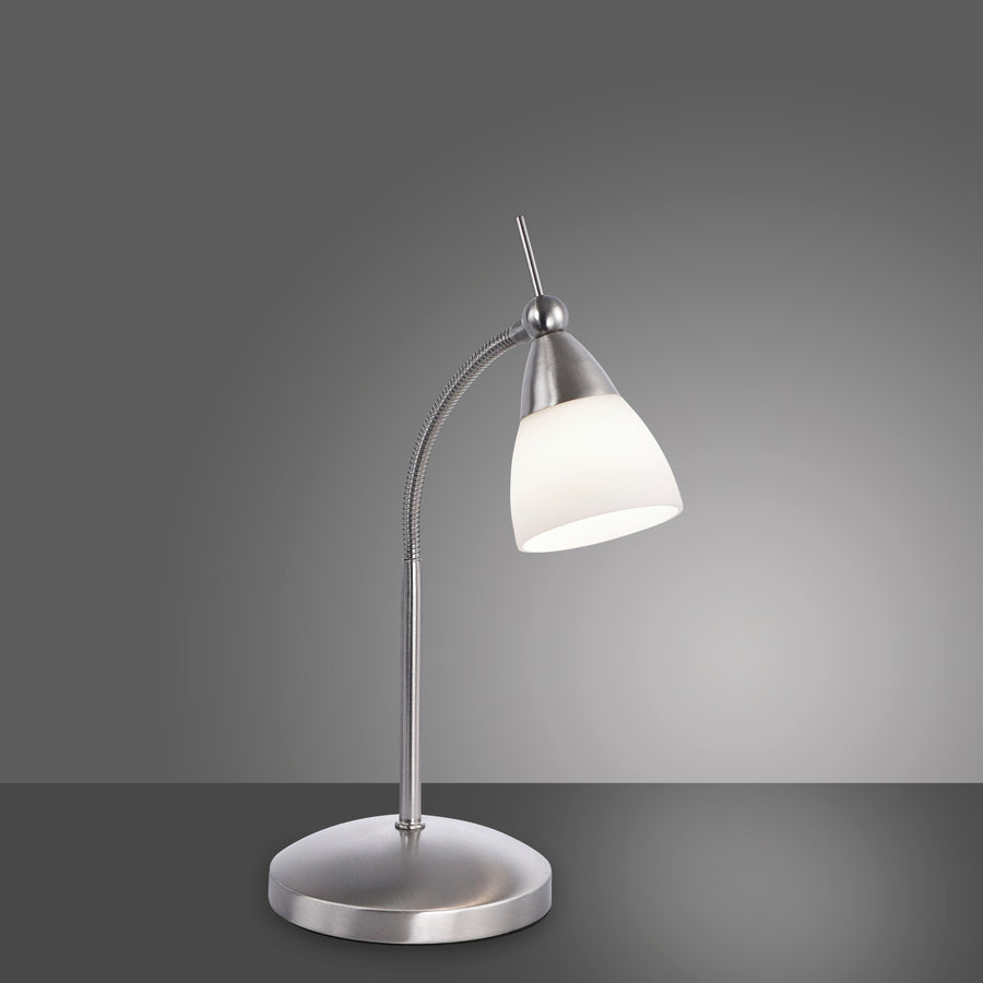 Lampe de bureau en acier et verre blanc, présentée de trois quarts sur fond gris.