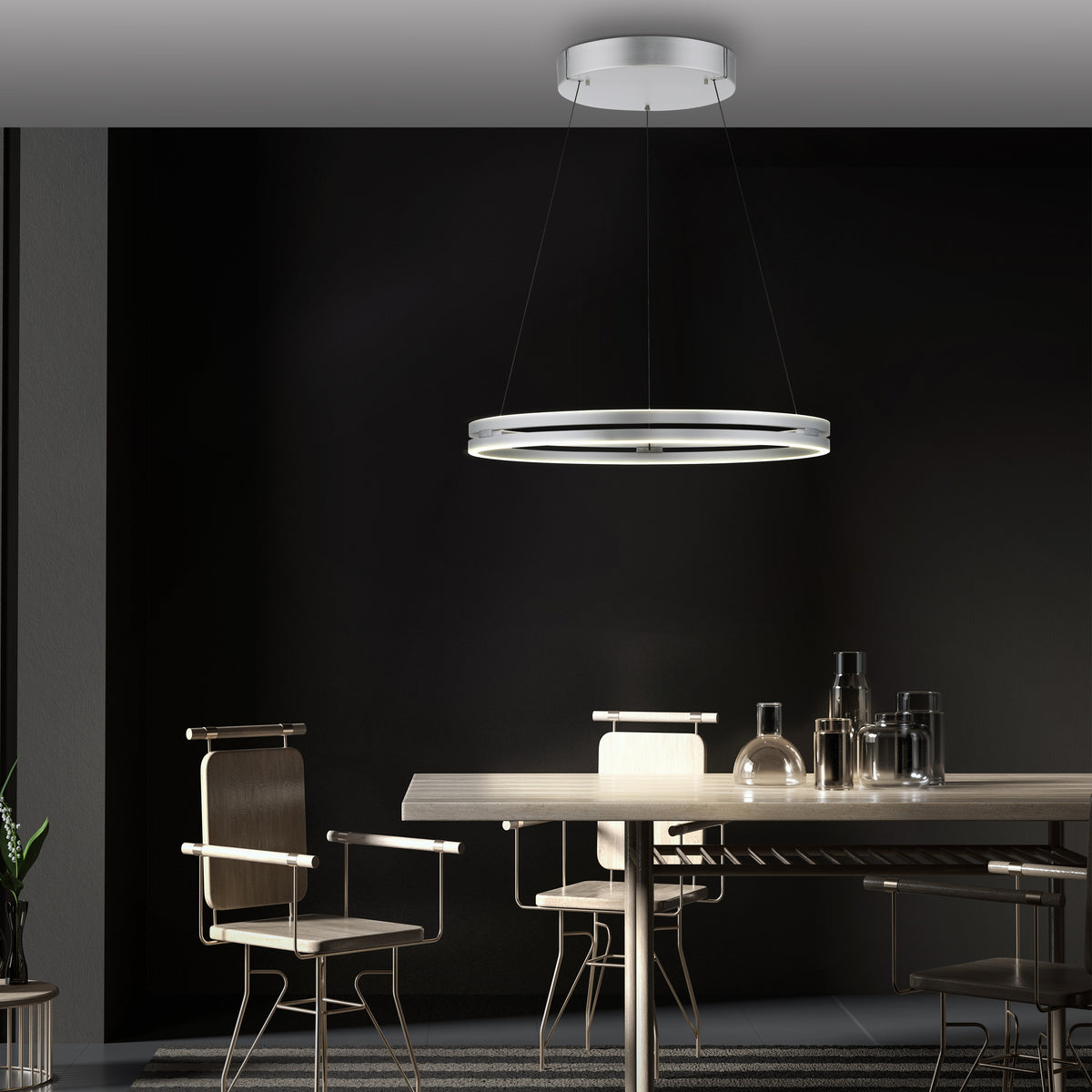 Mise en ambiance au-dessus d'une table à manger dans un intérieur sombre et contemporain.