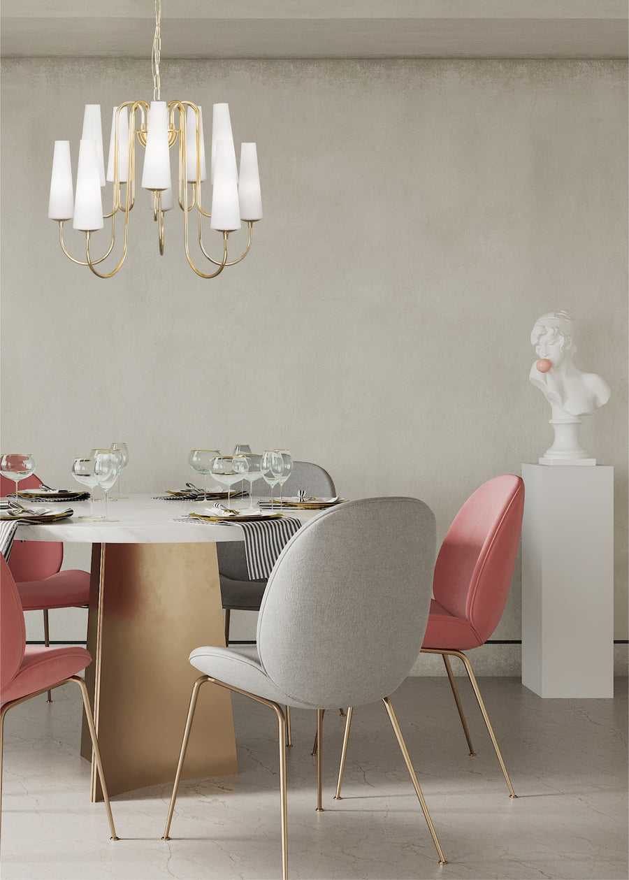Autre vue en situation, suspension dorée allumée au-dessus d'une table dressée