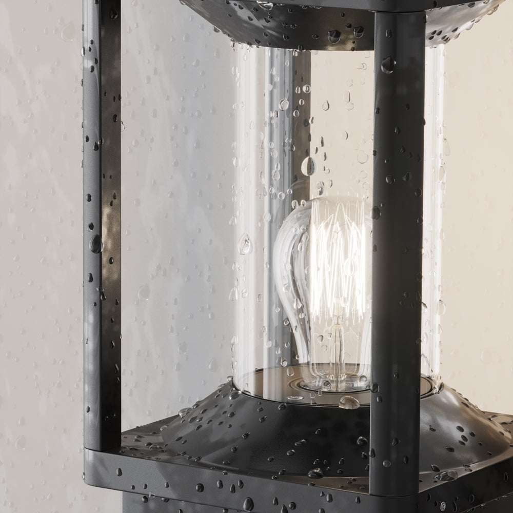 Gros plan sous la pluie, gouttes d'eau sur le verre et la structure métallique