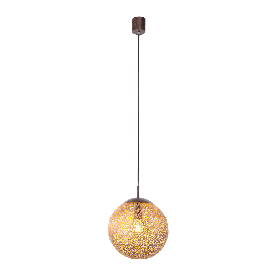Vue de face de la suspension, boule dorée perforée et câble sur fond blanc.