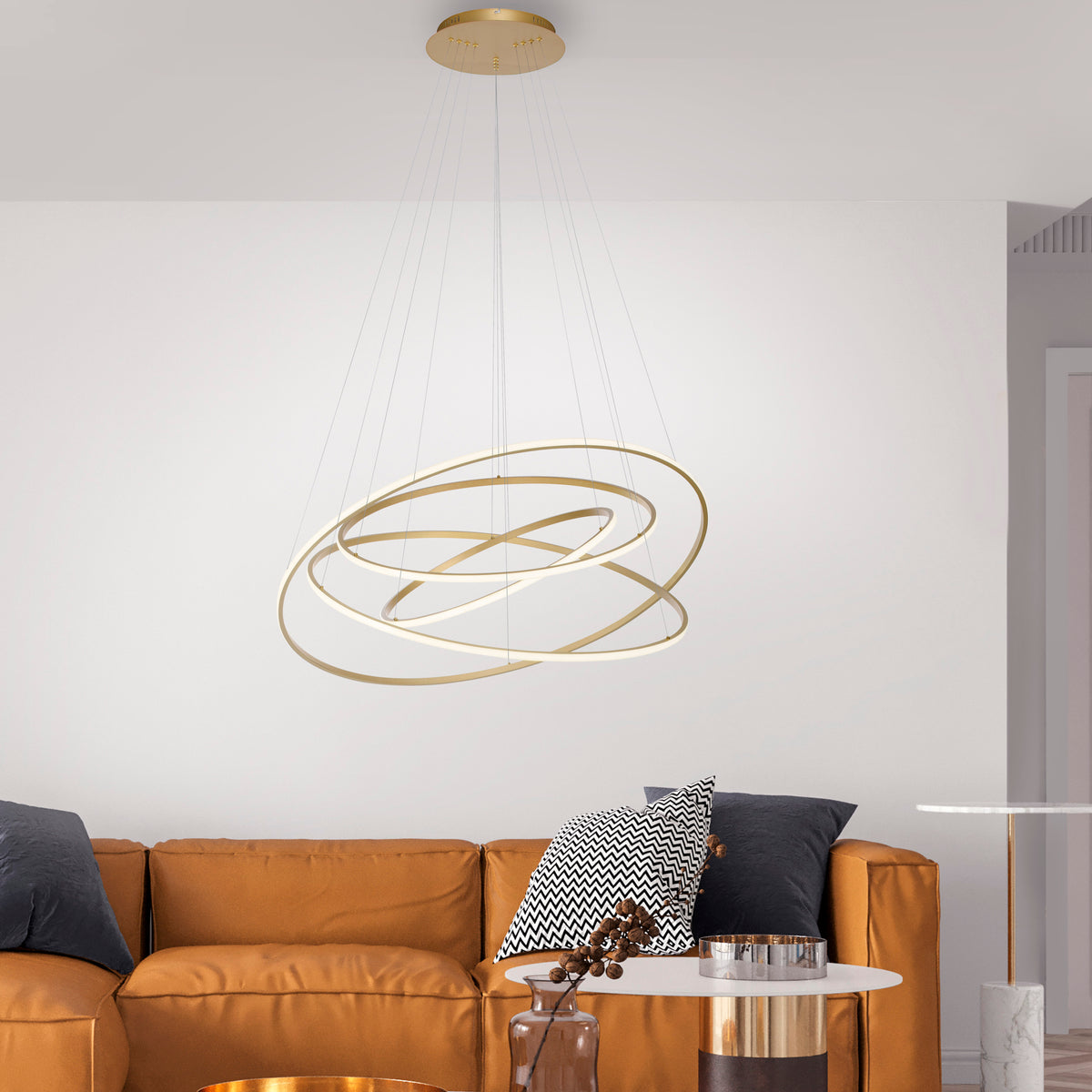 Mise en ambiance du salon avec la suspension allumée au-dessus d'un canapé.