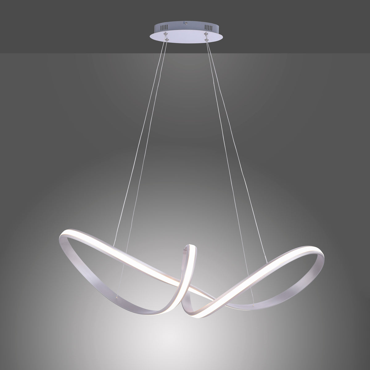 Mise en ambiance du luminaire allumé diffusant une lumière chaude dans un décor gris