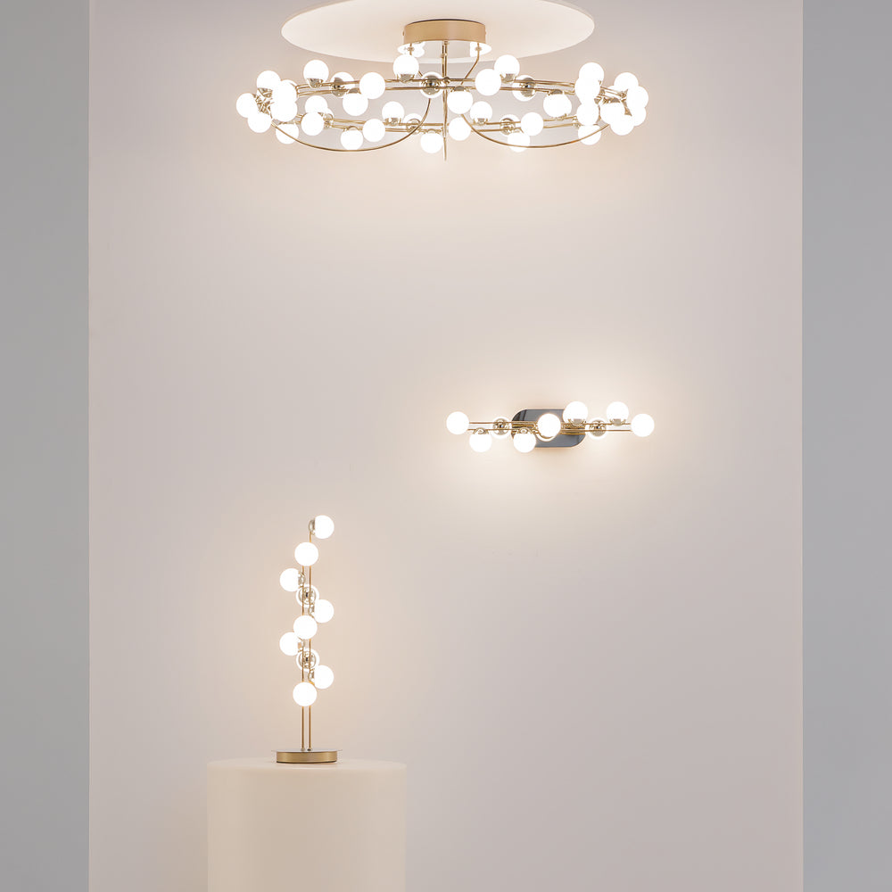 Mise en ambiance avec trois luminaires de la gamme sur mur beige