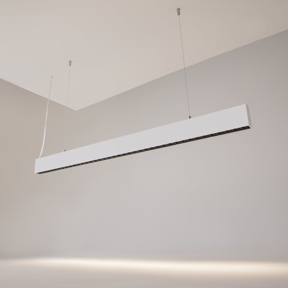 Vue en biais du profilé blanc laissant voir la rangée de LED
