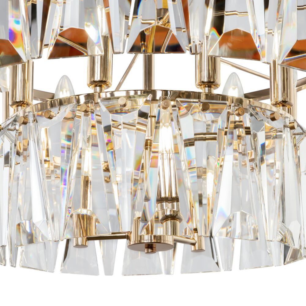 Gros plan sur les prismes de cristal et la structure dorée du luminaire