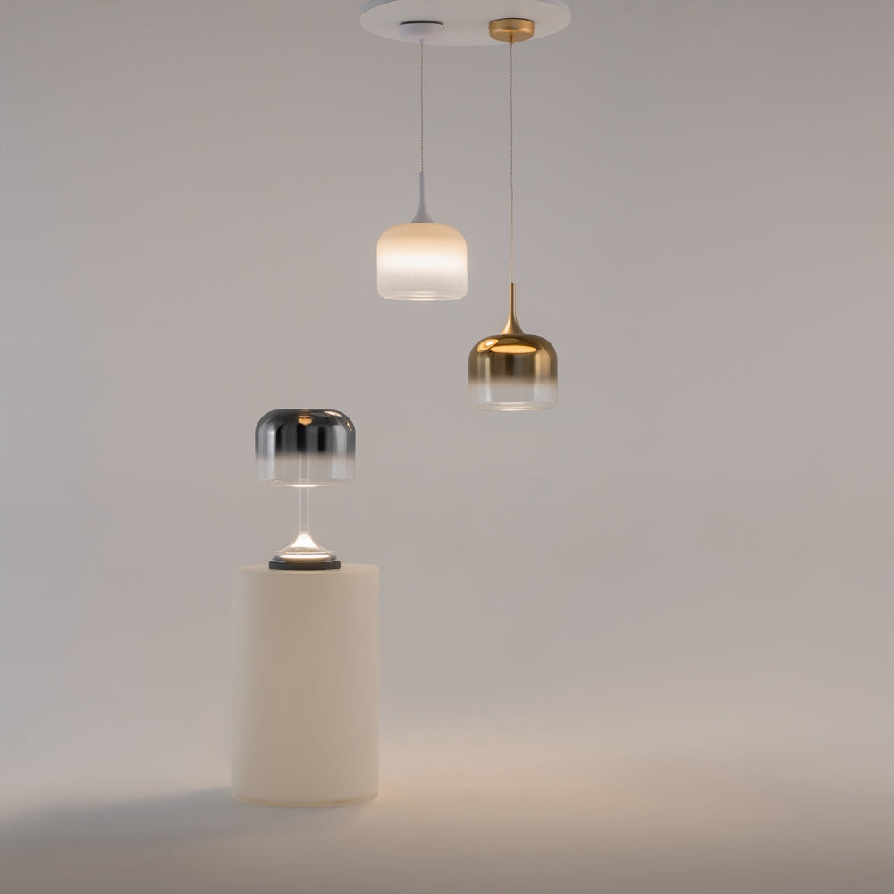 Mise en ambiance, lampe posée sur un socle cylindrique près de deux suspensions