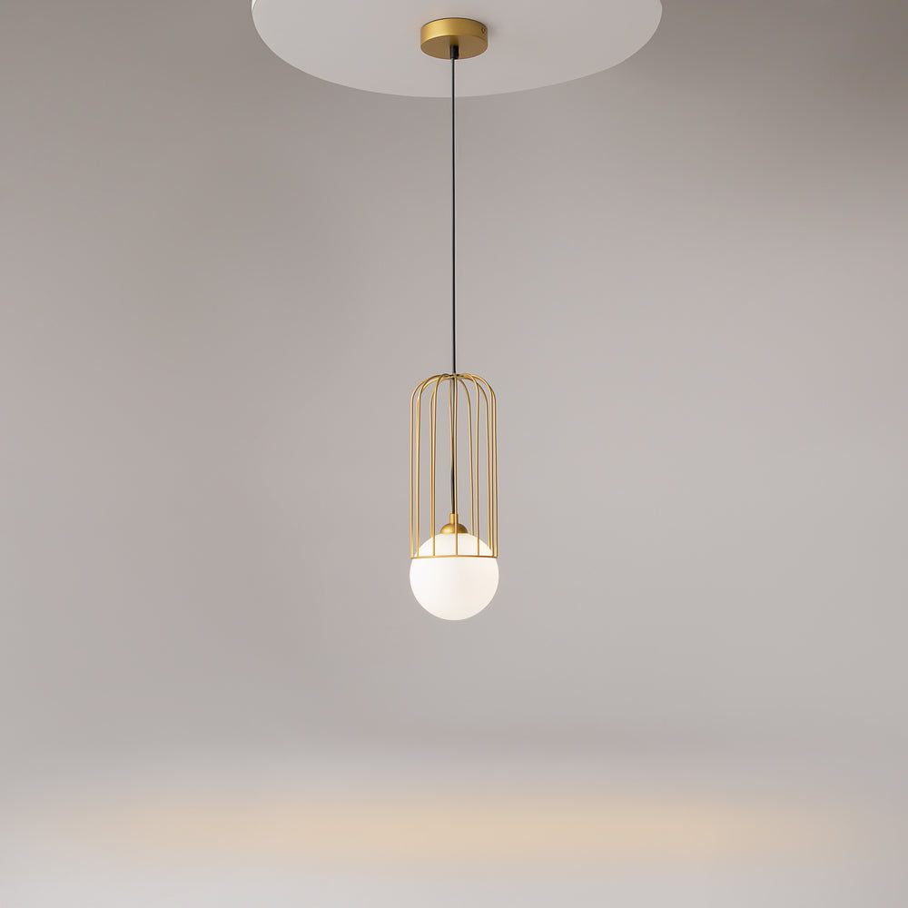 Luminaire suspendu allumé sous plafond blanc, éclairant doucement la pièce