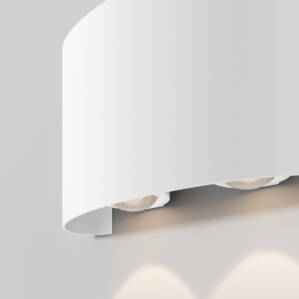 Détail du bas montrant les deux diffuseurs orientables logés sous le capot blanc.