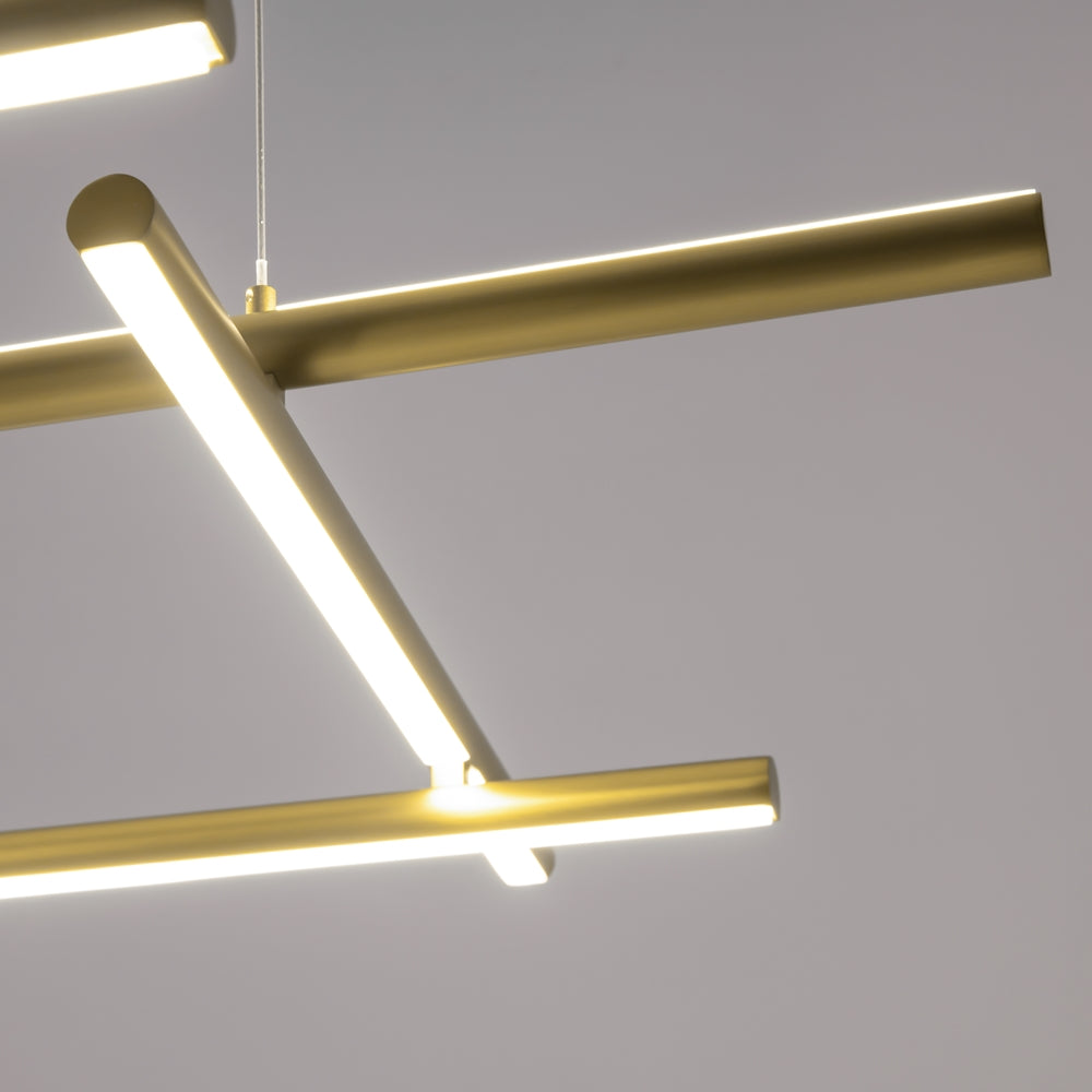Détail rapproché des tubes dorés et des rubans LED allumés