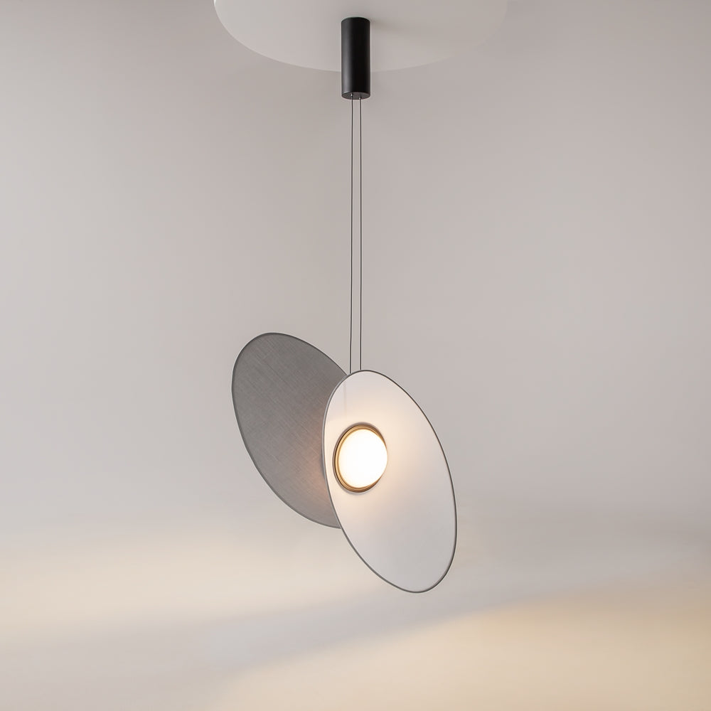 Vue de profil du luminaire suspendu, disques gris et blanc en contre-jour