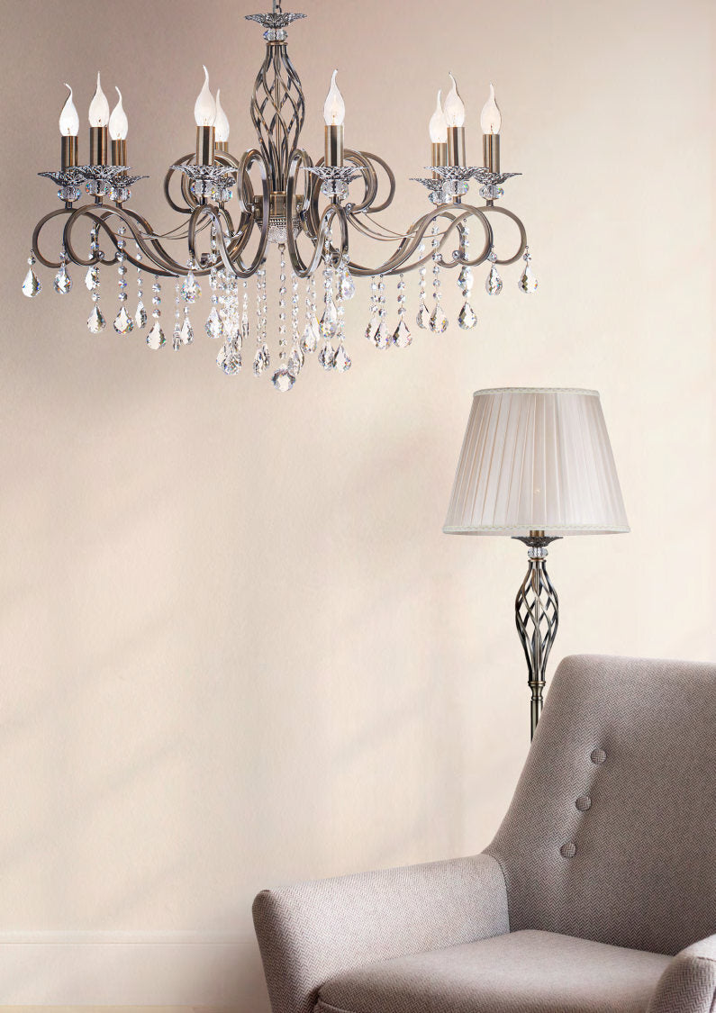 Suspension installée dans un salon beige avec fauteuil et lampadaire coordonné en ambiance
