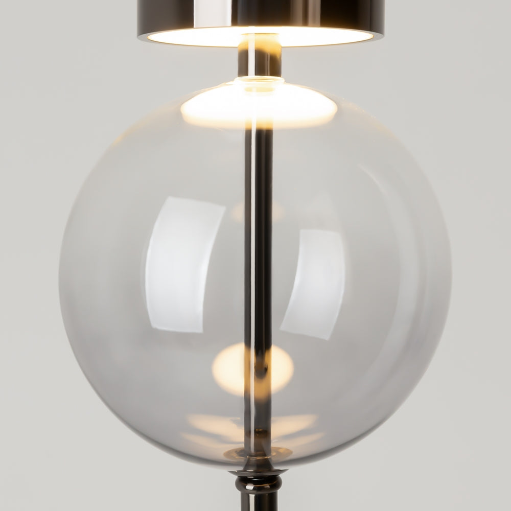 Gros plan sur un globe transparent avec source lumineuse intégrée et reflets