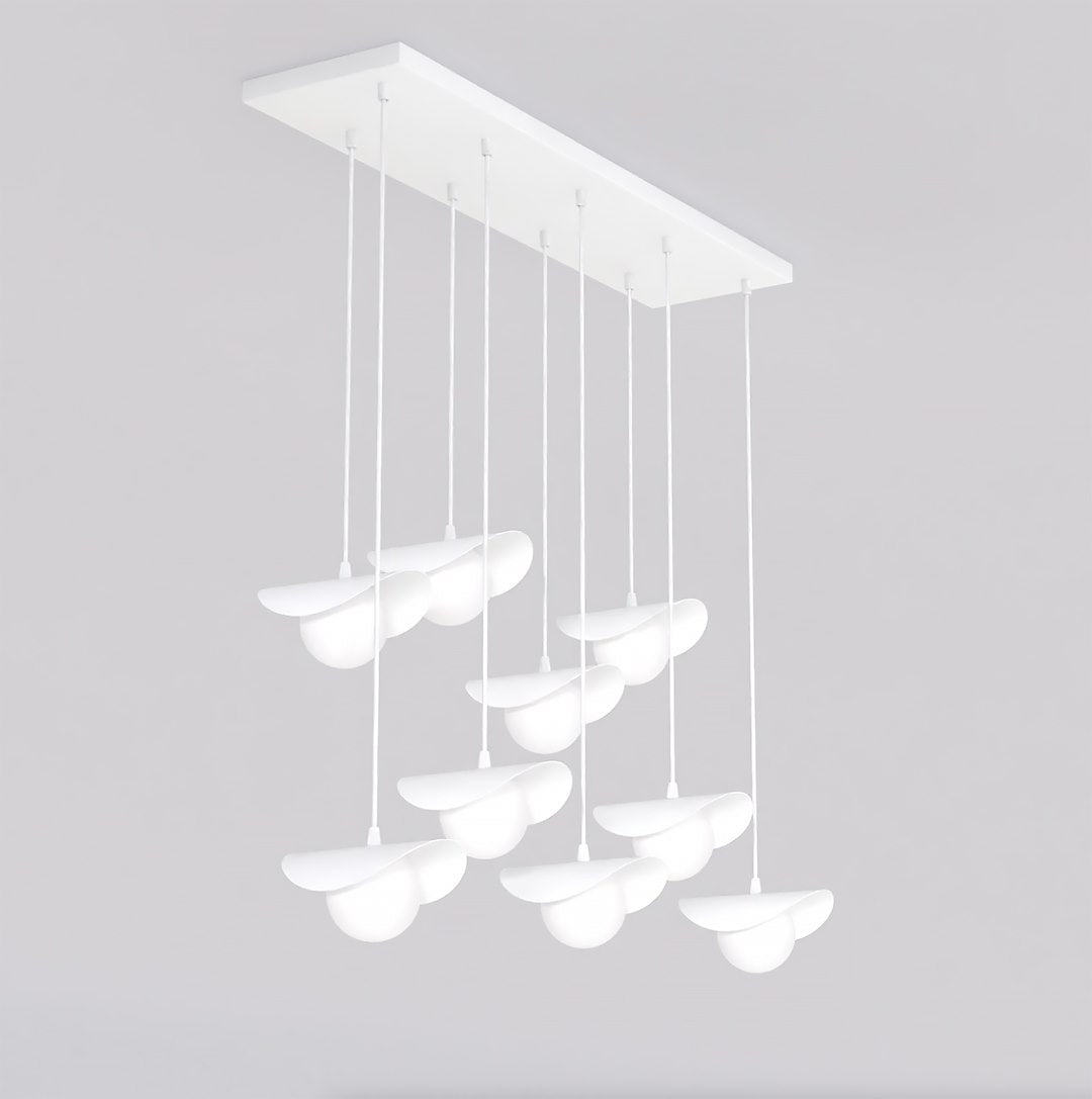 Détail rapproché des abat-jours ronds aux deux pétales incurvés, luminaire éteint