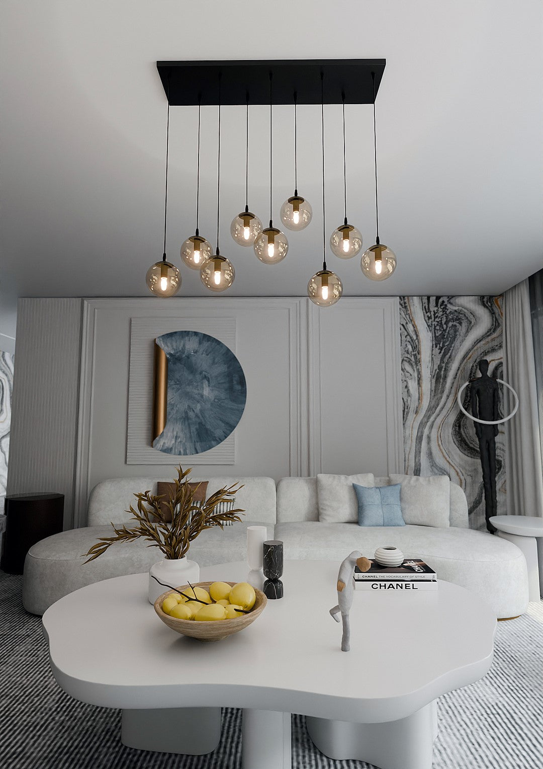 Mise en ambiance dans un salon clair avec canapé blanc et décoration murale