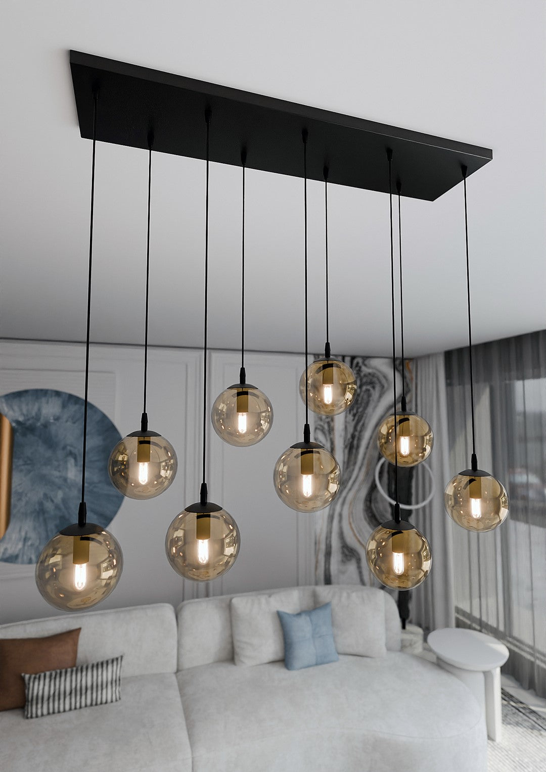 Luminaire allumé au-dessus d'un canapé, plafond blanc et rideaux gris